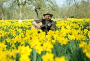 Stefan Strohhut singt und spielt mit Kindern