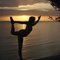 Yoga-Stunde am See mit frischem Power-Saft, Joghurt und Kaffee